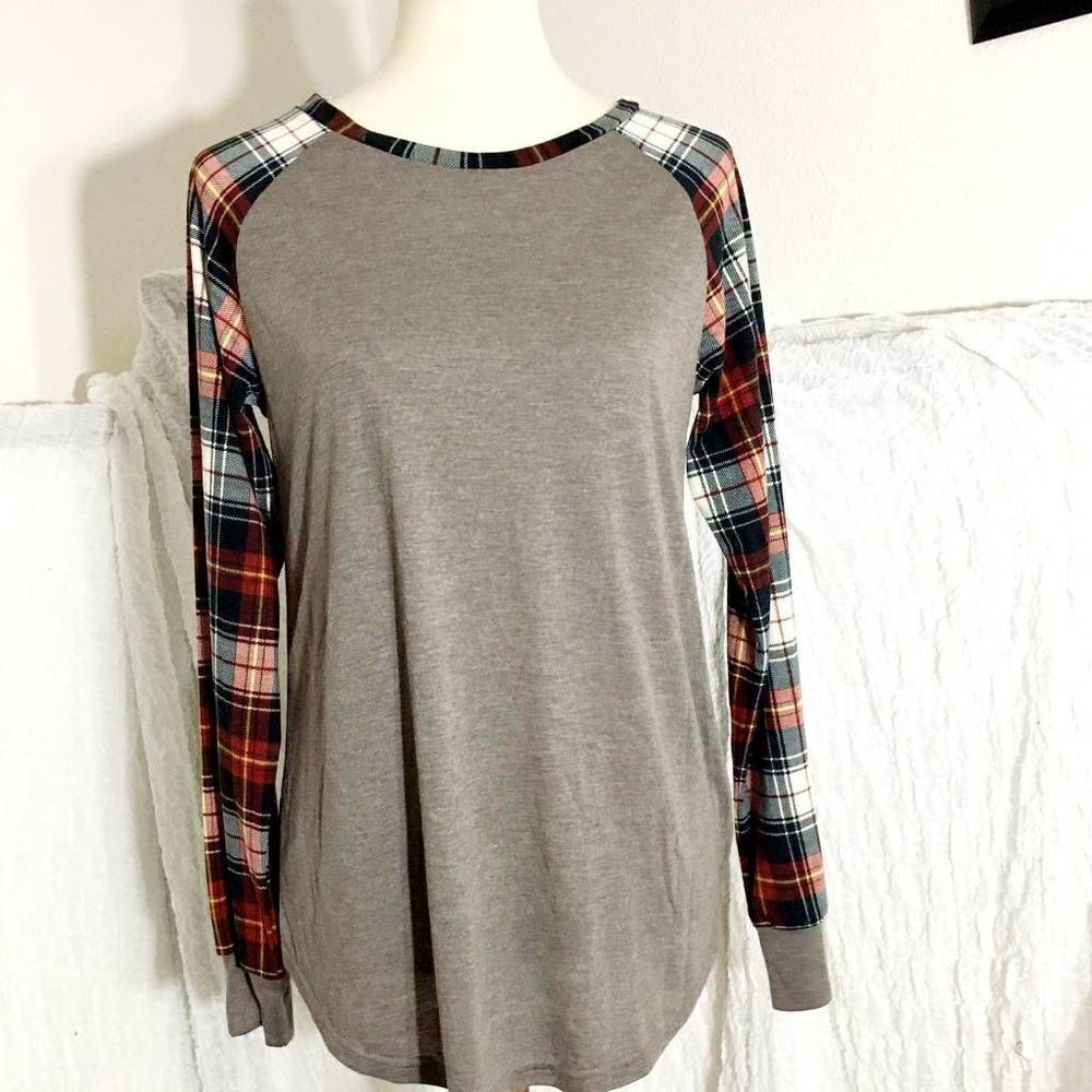 Grace & Emma NWT Solid/Plaid Top Size Small